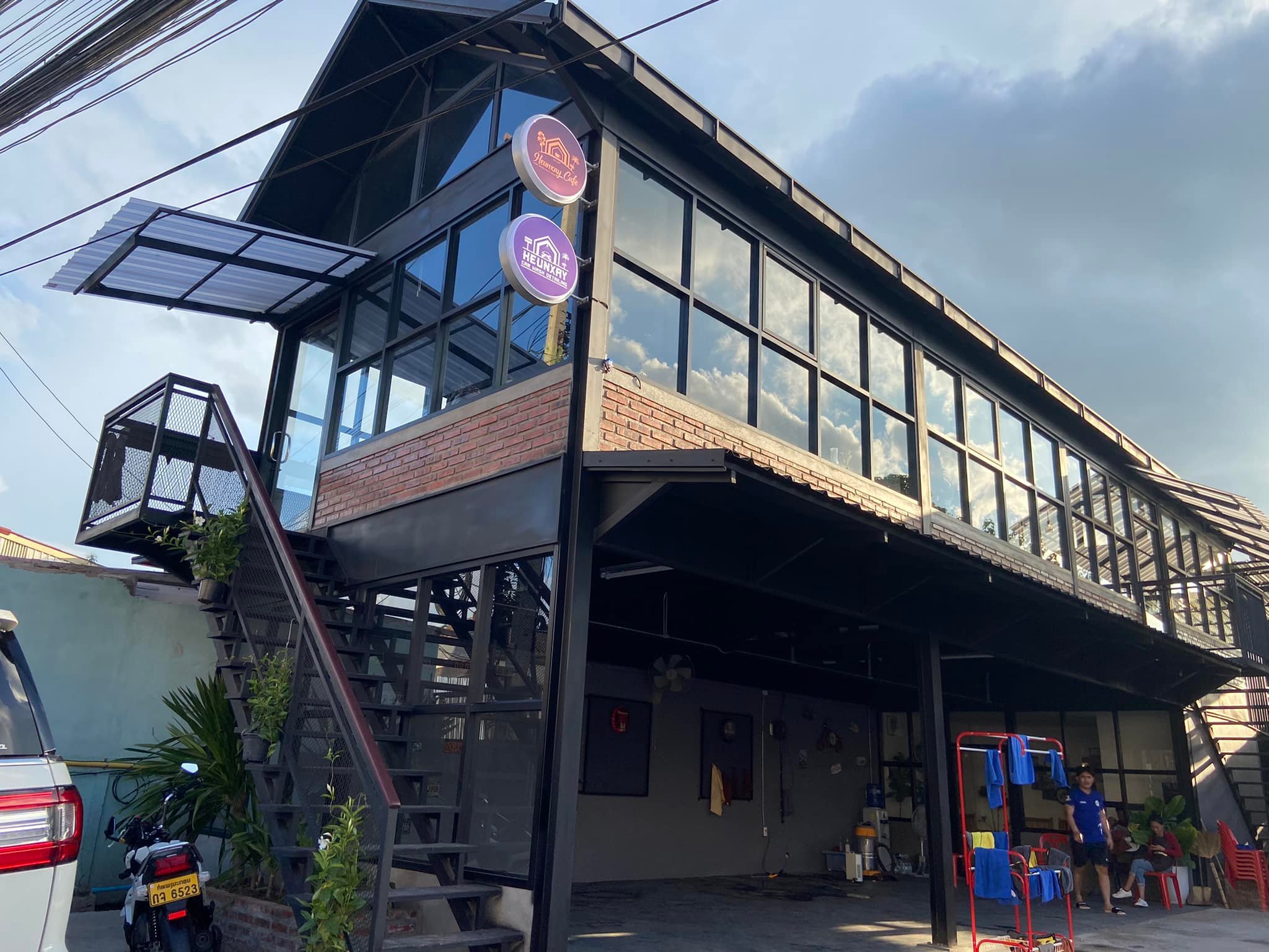 ຂໍຂອບໃຈ ຮ້ານ Heunxay Cafe ບ້ານສະຫວ່າງ ທີ່ຫັນເປັນທັນສະໄໝ ນຳໃຊ້ລະບົບໂປແກມຂາຍແບບອອນລາຍ ສາມາດນຳໃຊ້ຜ່ານມືຖືໄດ້ ບໍ່ຈຳກັດ