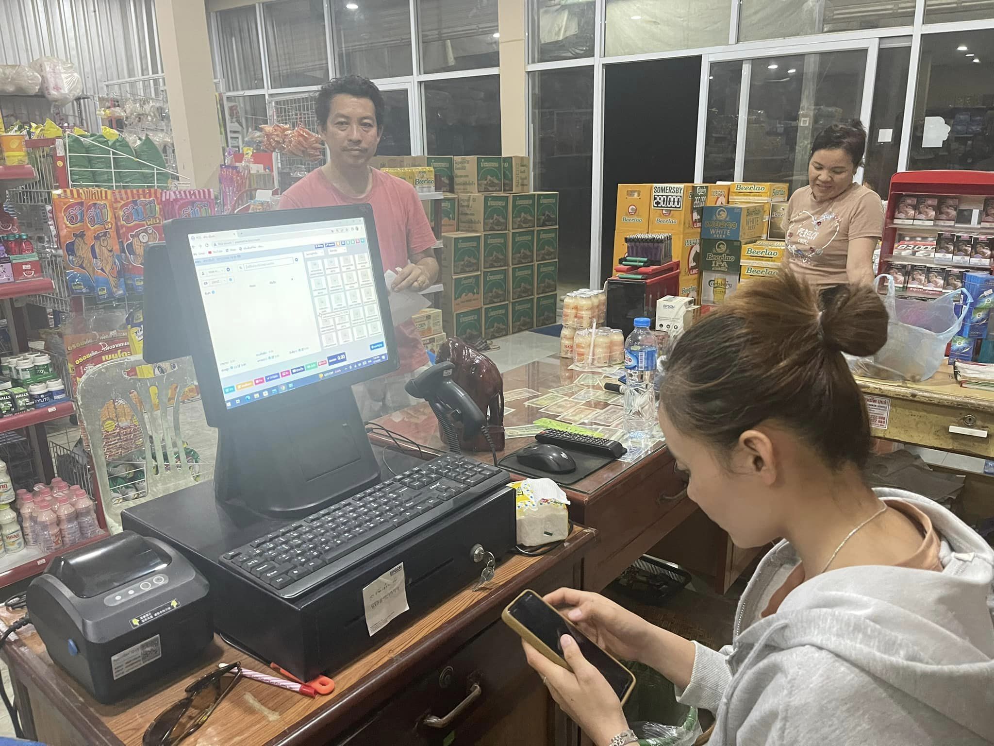 ທີມງານໄດ້ມີໂອກາດລົງເຄື່ອນໄຫວເຮັດ ກວດສອບລະບົບ ນຳລູກຄ້າ ຮ້ານເວີນຄຳ ວັງວຽງ ແຂວງວຽງຈັນ ທີ່ນຳໃຊ້ລະບົບ ໂປຼແກຼມ POS ອອນລາຍ ສາມາດຄູ້ມຄອງ ແລະ ບໍລິຫານ ຜ່ານໂທລະສັບມືຖື ໄດ້ທຸກທີທຸກເວລາ. ສຳຄັນ ຄູ້ມຄອງໄດ້ຫລາຍສາຂາ, ມີຫລາຍພາສາ, ຫຼາຍໂມດູນ ຄົບສູດ ແລະ ອື່ນໆ