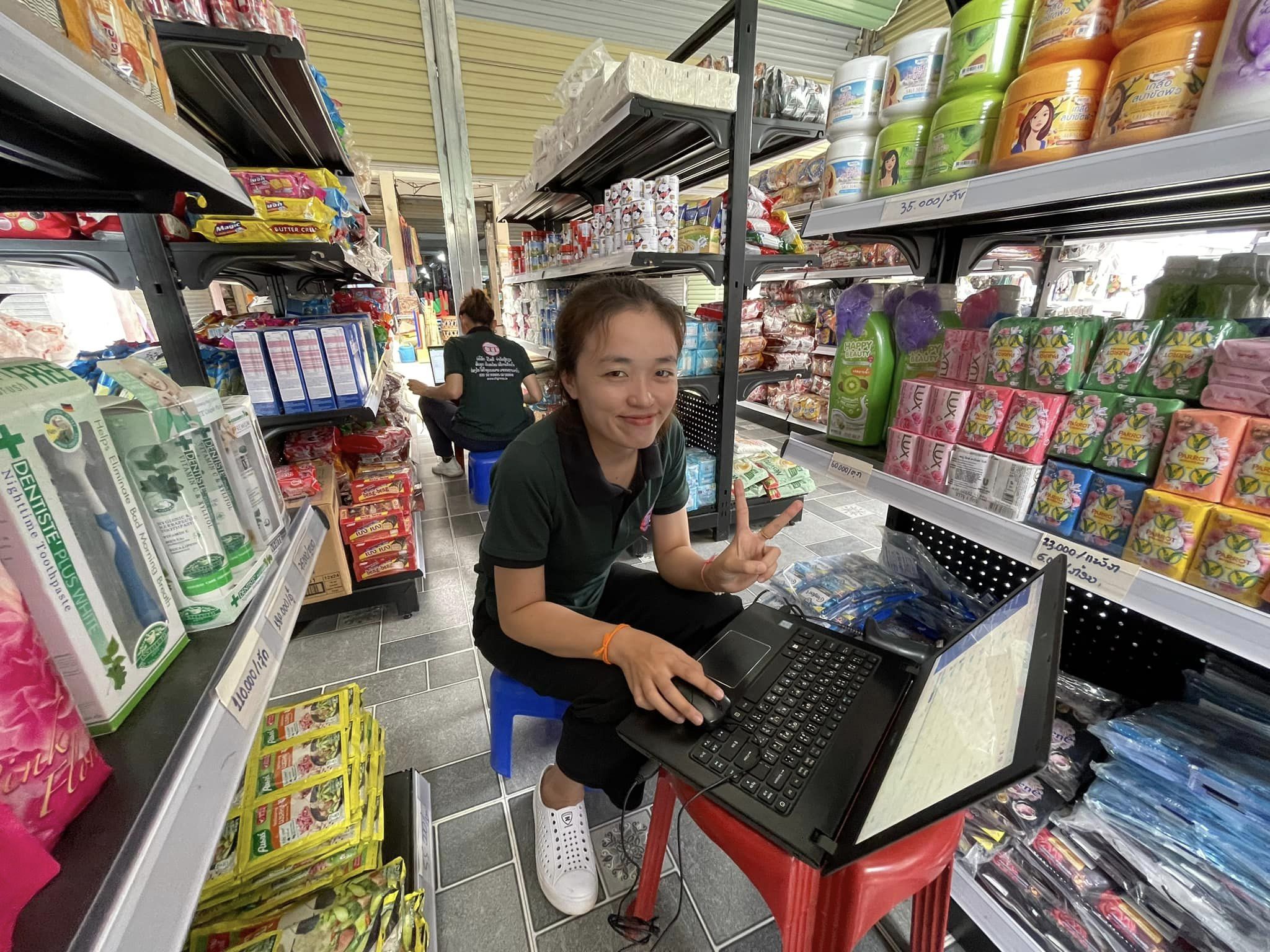 ທີມງານ ບໍລິສັດ ຊີໄອທີ ຈຳກັດຜູ້ດຽວ ລົງເຄື່ອນໄຫວຊ່ວຍລູກຄ້າ VIP ເມືອງຊຳເໜືອ, ແຂວງຫົວພັນ ໃນການລົງຂໍ້ມູນສິນຄ້າ ເພື່ອຊ່ວຍລູກຄ້າ ໃນການຈັດຕັ້ງປະຕິບັດຕົວຈິງໃຫ້ວ່ອງໄວ ເປັນລະບົບທັນສະໄໝຂື້ນ